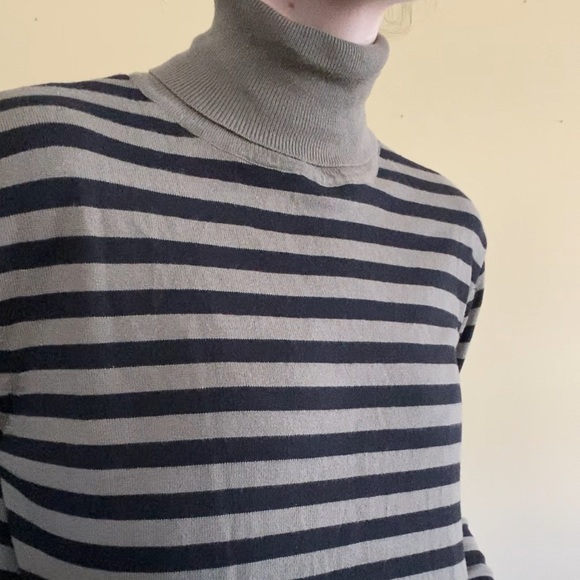Garage Crop Turtleneck - Picture 5 of 6